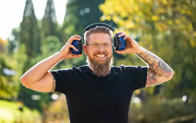 Gartengeräte - Mann mit Gehörschutz